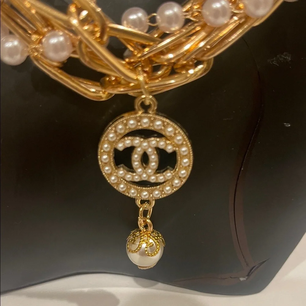 Chanel Gold and Pearl pendant Necklace Choker - Picture 2 of 12